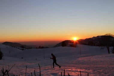 Il rientro con gli sci al tramonto