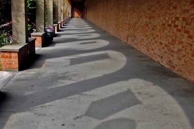 ombre sotto il portico
