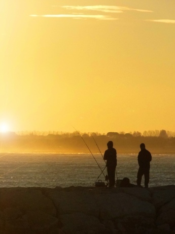 pescatori al tramonto