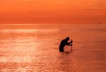 tramonto  con pescatore, di roberto