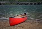 una canoa in riva al Lago