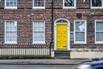 yellow door, di Jennifer