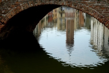 Sotto il ponte con armonie di riflessi