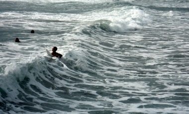 Surf in un mare di schiuma
