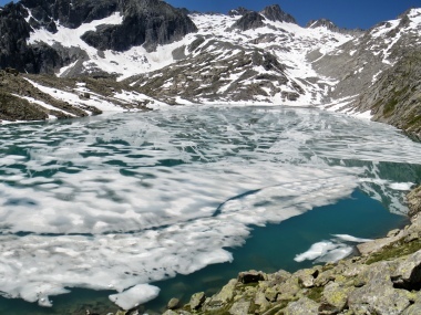 lago semi gelato a fine di giugno.