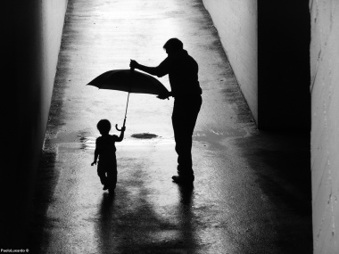 bimba con ombrello e papà