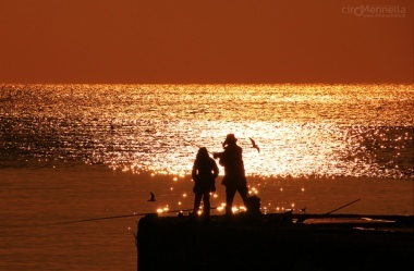 pescando al tramonto