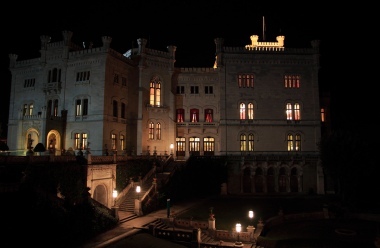 castello di Miramare di notte
