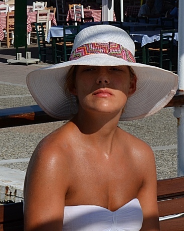 La donna col cappello bianco