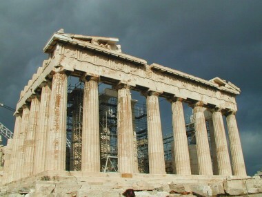 Nubi fosche sul Partenone